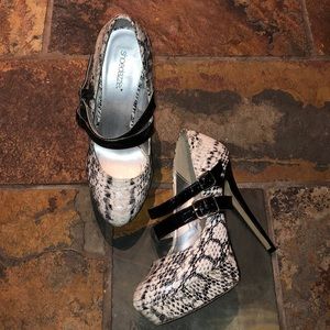 Size 8 Shoe Dazzle crocodile print pumps